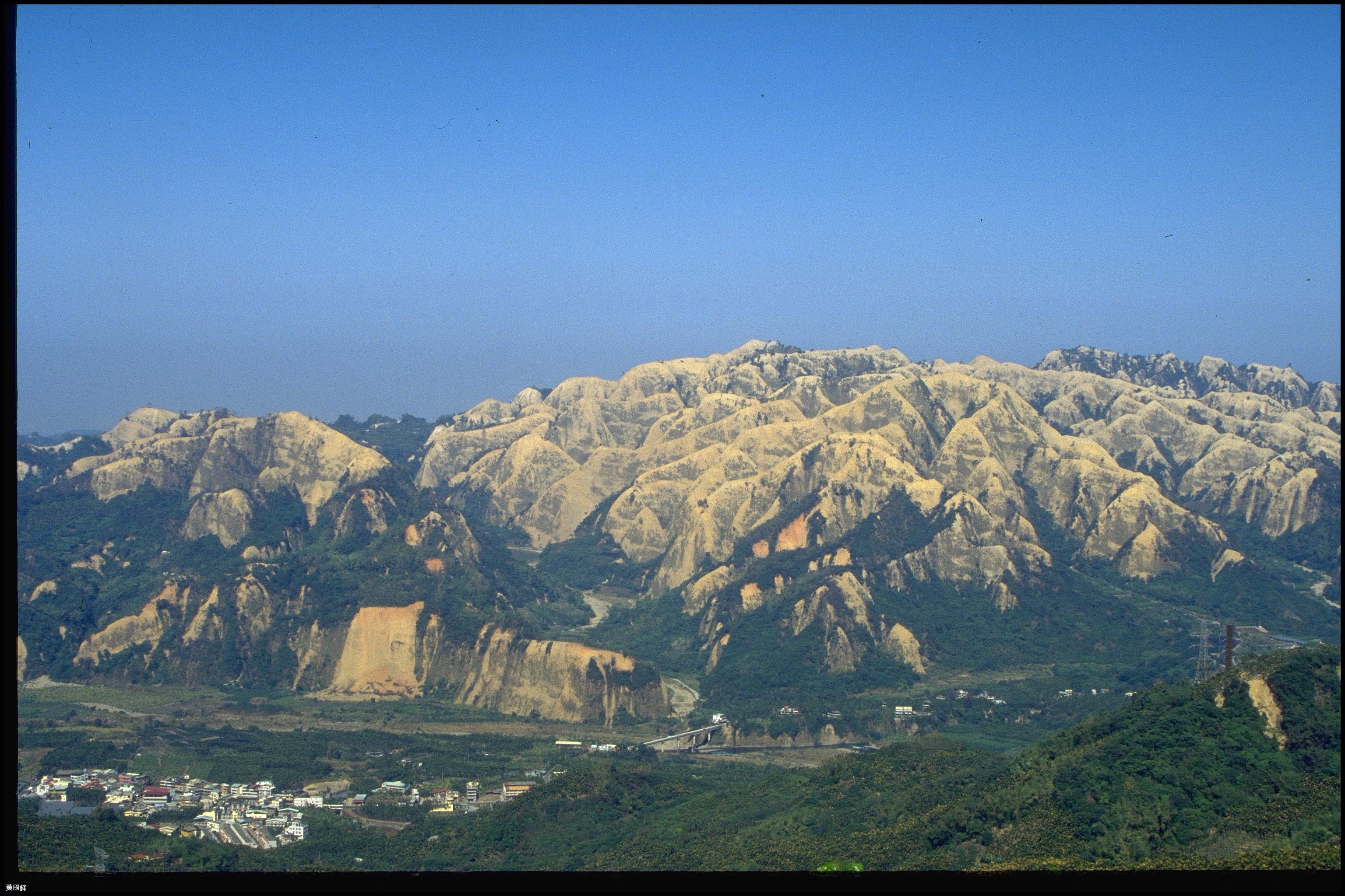 照片6 南投九九峰受地震影響形成一夜白頭的景觀(黃國鋒提供)